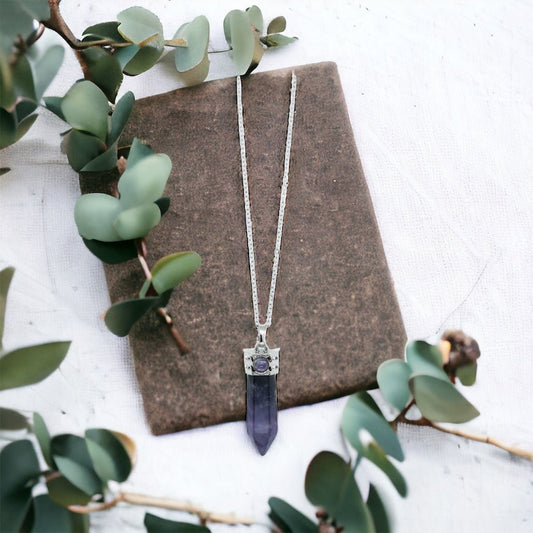 Healing amethyst wand necklace with silver-plated chain, gemstone jewellery for calm and balance.